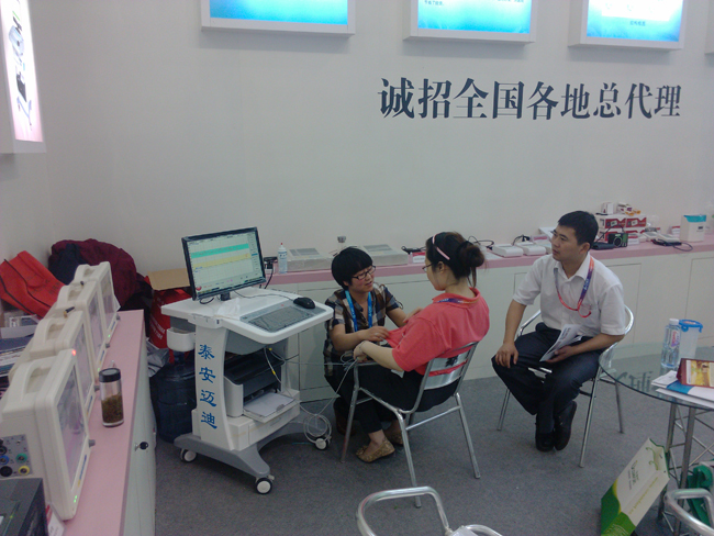 泰安邁迪培訓經理為客戶現(xiàn)場做胎兒母嬰監(jiān)護并講解胎兒母嬰監(jiān)護知識